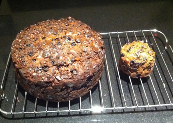 Little and large Christmas cakes