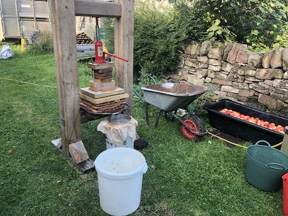 apple pressing